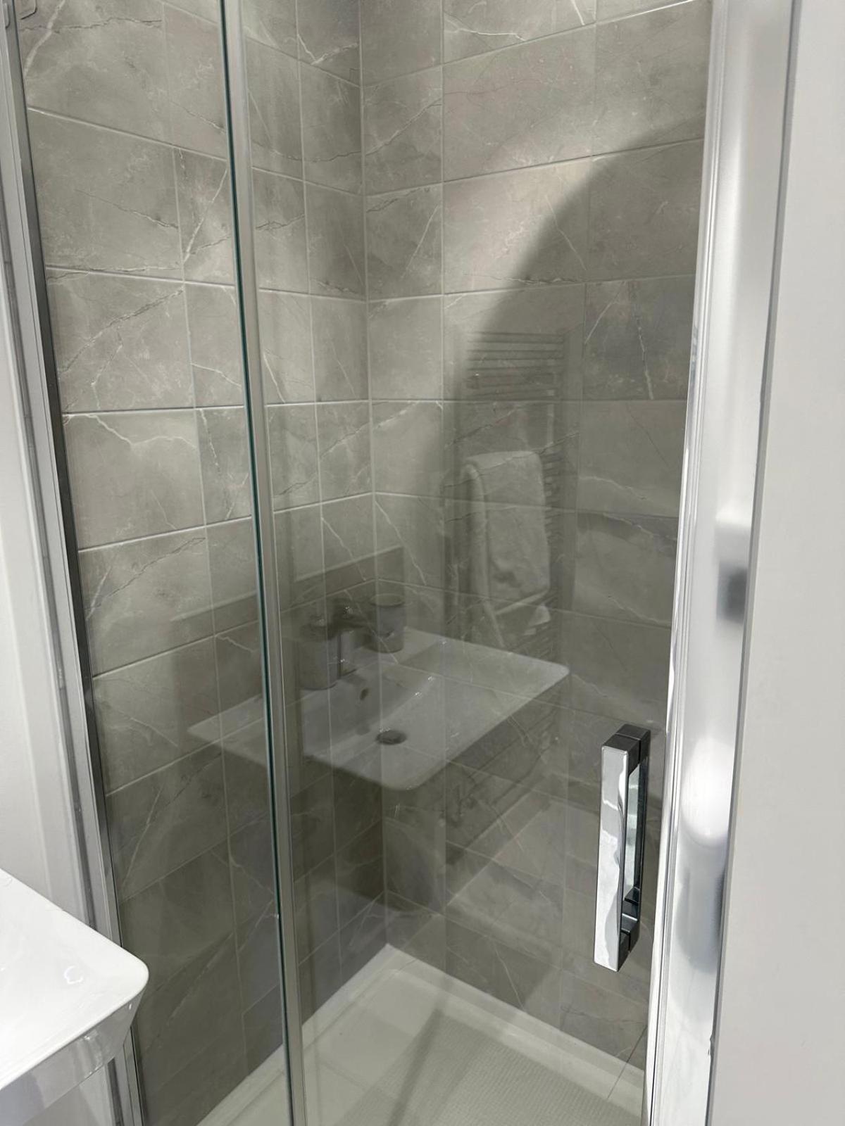 Lush King Ensuite In A Shared Home Манчестер Екстер'єр фото
