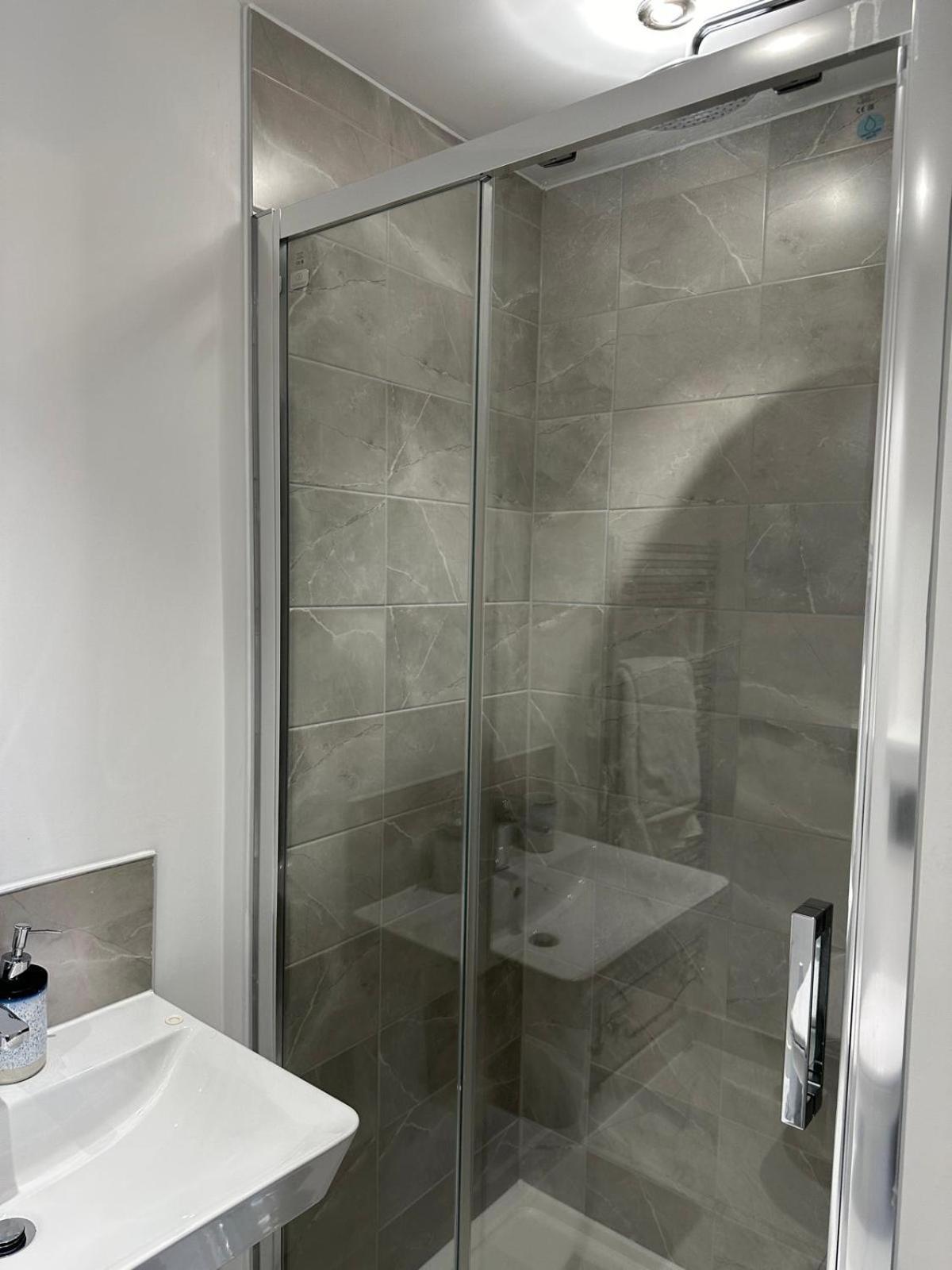 Lush King Ensuite In A Shared Home Манчестер Екстер'єр фото